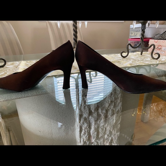 Metallic burgundy shoes. - Picture 2 of 3